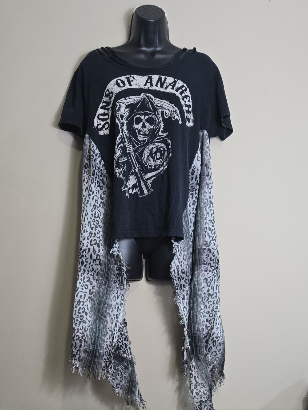 Upcycled t-shirt - Picture 1 of 2